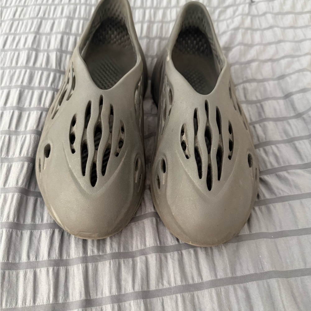 Yeezy foamrunner